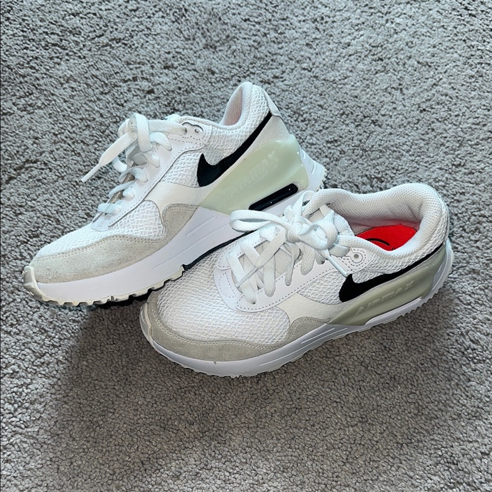 WOMENS 7 NIKE Sneakers